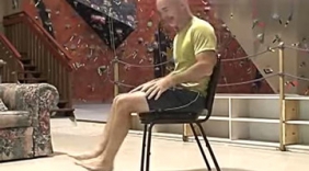 牛人椅子上展示绝活 环绕翻转不着地