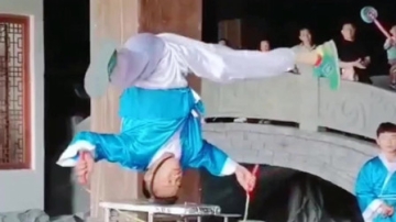 高手在民间：这样跳绳还真第一次见，练的是铁头功吧？