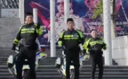 【拍客】深圳交警新编<小苹果> 易建联客串司机礼让行人