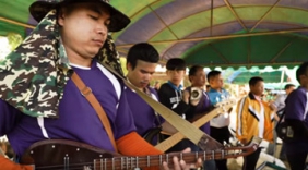 泰国小镇一农夫乐队被美国公司签约 演出就是图个开心