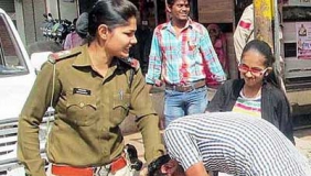 【拍客】实拍印度女学生暴打性骚扰者 警察微笑围观