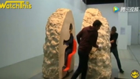 法国艺术家埋在石头七天仅吃水果 曾在玩具熊肚子里生活两周