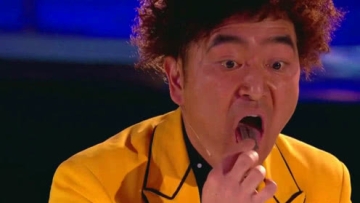 牛人表演危险绝活：口吞刀片，下一幕现场尖叫连连，网友：不敢直视