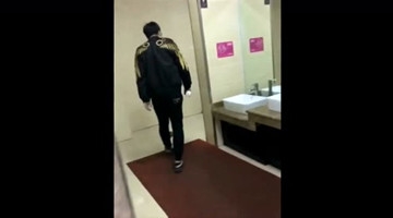 恶搞男友上厕所没带纸，这举动让我感动