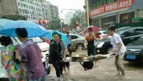 小学生暴雨中扶老人过马路 被积水冲倒溺亡