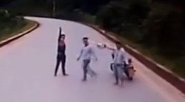 网曝云南西双版纳车匪路霸 光天化日持刀抢劫