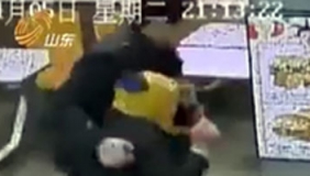 监拍孕妇头缠胶带被绑架 跑餐馆求助被当精神病