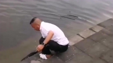 高手在民间，钓鱼不用钓鱼杆，只用手腕线就能把鱼钓起来！