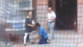 快递员大喊客户名字被拔走车钥匙 当场下跪求饶