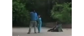 【拍客】实拍男子当女儿面殴打妻子 飞踹其头部