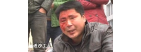 【拍客】保安把门捞小费群殴工人导致流血冲突