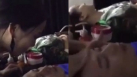 【拍客】实拍黑心美容师口水涂脸 顾客当精华液浑然不知