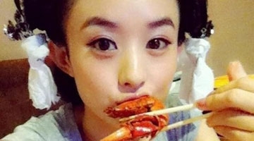 赵丽颖变吃货双手抓肉 不顾形象