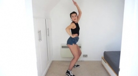 性感舞蹈：渔网配上牛仔小短裤，美女动感的舞蹈嗨起来