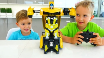 萌娃小可爱们的变形金刚玩具可真是有趣呢！—妈妈：玩具虽然好玩，但是饭也得吃哟！