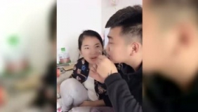 小伙拿发电机电漂亮女友！女友的反应笑喷了！