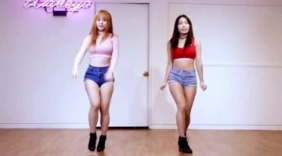 性感美女跳双人舞蹈，妩媚中带一丝可爱！