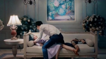 帅哥直接抱着美女，一言不合就强吻，美女：我吃大蒜了