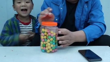搞笑萌娃：我帮你打开啊