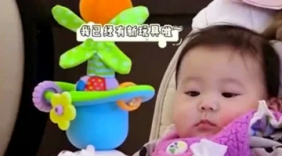 咘咘好可爱，萌呆的表情好像抱一抱！