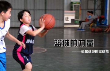 【拍客】12岁萝莉玩篮球完虐男生 获称女乔丹