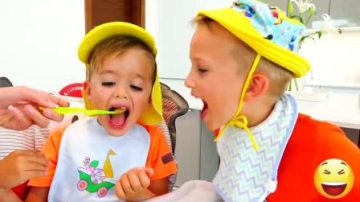 萌娃小可爱们为了吃婴儿的食物，把自己乔装打扮成了宝宝，两个小家伙可真逗呀！