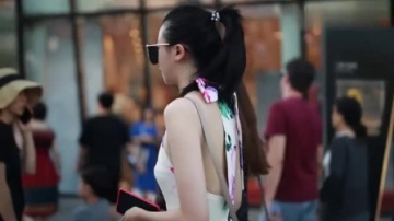 街拍美女，小姐姐受到瞩目的原因，不仅仅是大长腿