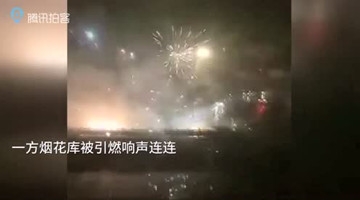 实拍江苏数十人街头斗殴 用烟花对战现场火光四射