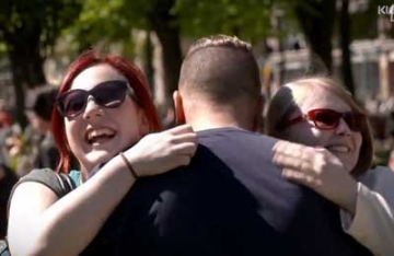 【拍客】暖!艾滋病患者街头求触摸 路人纷纷献拥抱