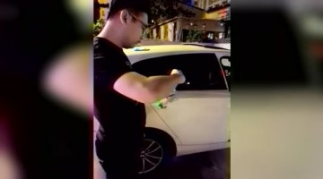 女孩用雪碧恶搞男朋友