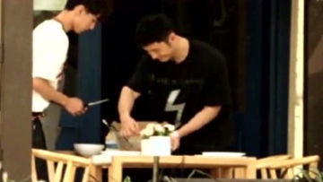 黄晓明赵薇街头狂奔 网友： 减肥的人跑步上班