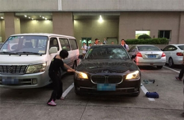 【拍客】实拍深圳大妈当街砸百万宝马20分钟 自称车太脏.