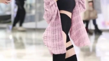 街拍美女，跳舞中