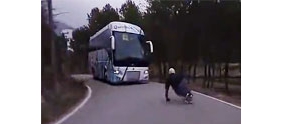 【拍客】实拍滑板牛人疯狂速降 遭遇大巴悲剧瞬间