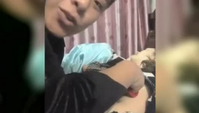 媳妇正在睡觉，小伙趁机恶搞，醒来后少不了一顿打