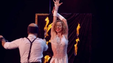 牛人展示蒙眼丢飞刀绝活，下一幕连评委都不敢正视，网友：太牛了