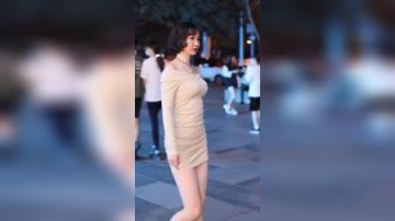 街拍身材性感的熟女很时尚