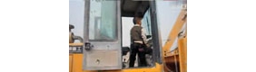 【拍客】5岁天才孩子开铲车！技术很娴熟
