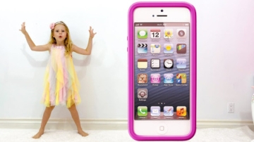 太奇妙，萌娃小萝莉怎么有个超大的手机？可是怎么变出超多惊喜玩具？