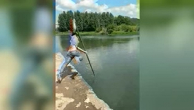 模仿跳高失败落水