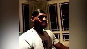 笑尿！詹姆斯与儿子玩纸牌自毁形象疯狂恶搞