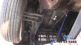 男子生前喜欢车，去世后用轿车当棺材下葬