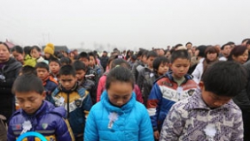 【拍客行动】万人吊唁护校殉职：最美校长