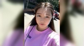 上班路上不看路，专心自拍的女生！