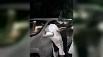 男子深夜扮演黑白无常街头恶搞