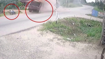 实拍货车失控撞车滚地压向摩托车 骑手仰摔跳车翻滚 1秒完成自救