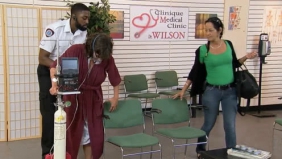 女病人看搞笑节目乐极生悲，因过于激动最后不省人事