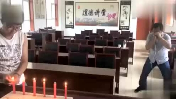 牛人绝活多，扑克扎气球眼睛吹蜡烛，简直是精彩绝伦啊！