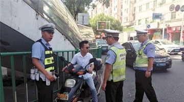 男子闯红灯被罚 签字写“你爸”