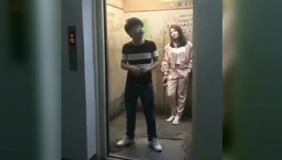 小伙子在电梯里恶搞，妹子实在忍无可忍了